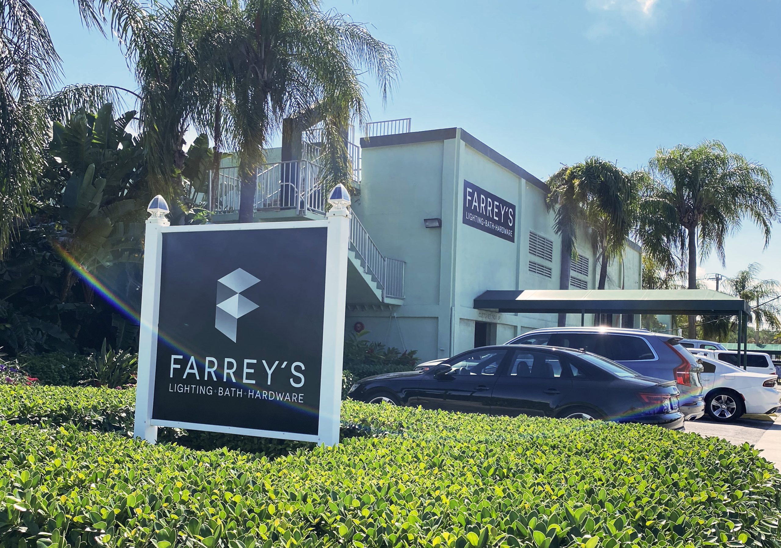 Bienvenido a Farrey’s Lighting, Bath, and Hardware